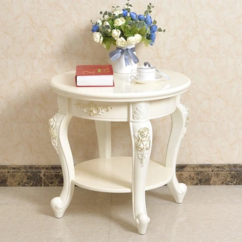 Europos stiliaus kavos staliukas kambarį namuose mažas paprastas mažas žurnalinis staliukas mažas butas sofos pusėje kampų ir šonų spintos