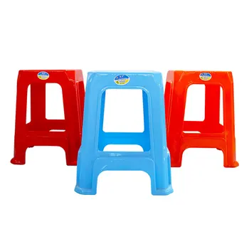 Sutirštės plastikinės kėdės, buitiniai raudonos spalvos plastikinės kėdės, modernaus minimalistinio restoranai, naktinis rinkose, plastikinės kėdės