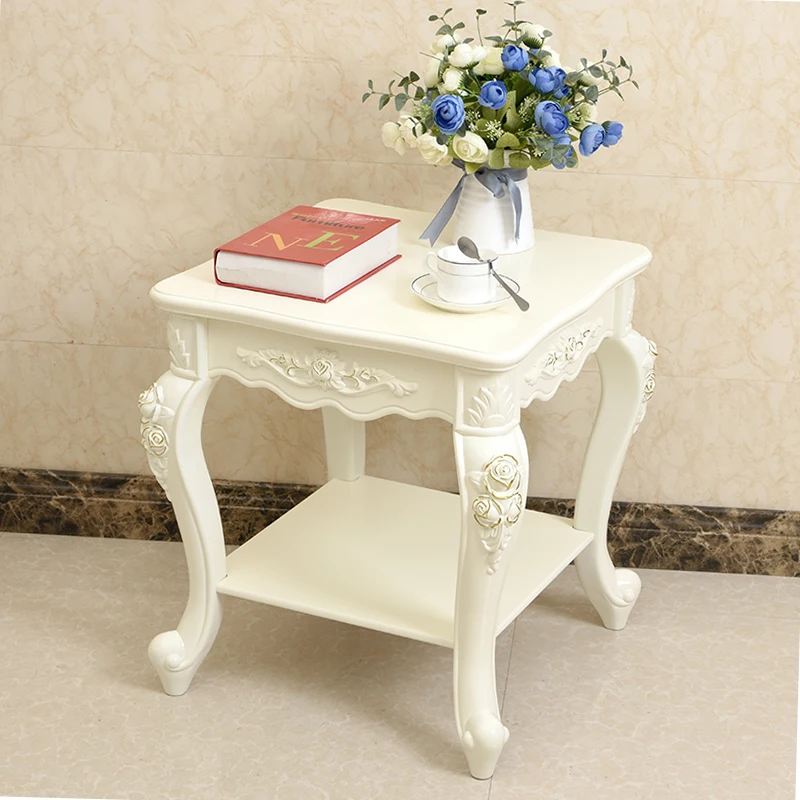 Europos stiliaus kavos staliukas kambarį namuose mažas paprastas mažas žurnalinis staliukas mažas butas sofos pusėje kampų ir šonų spintos